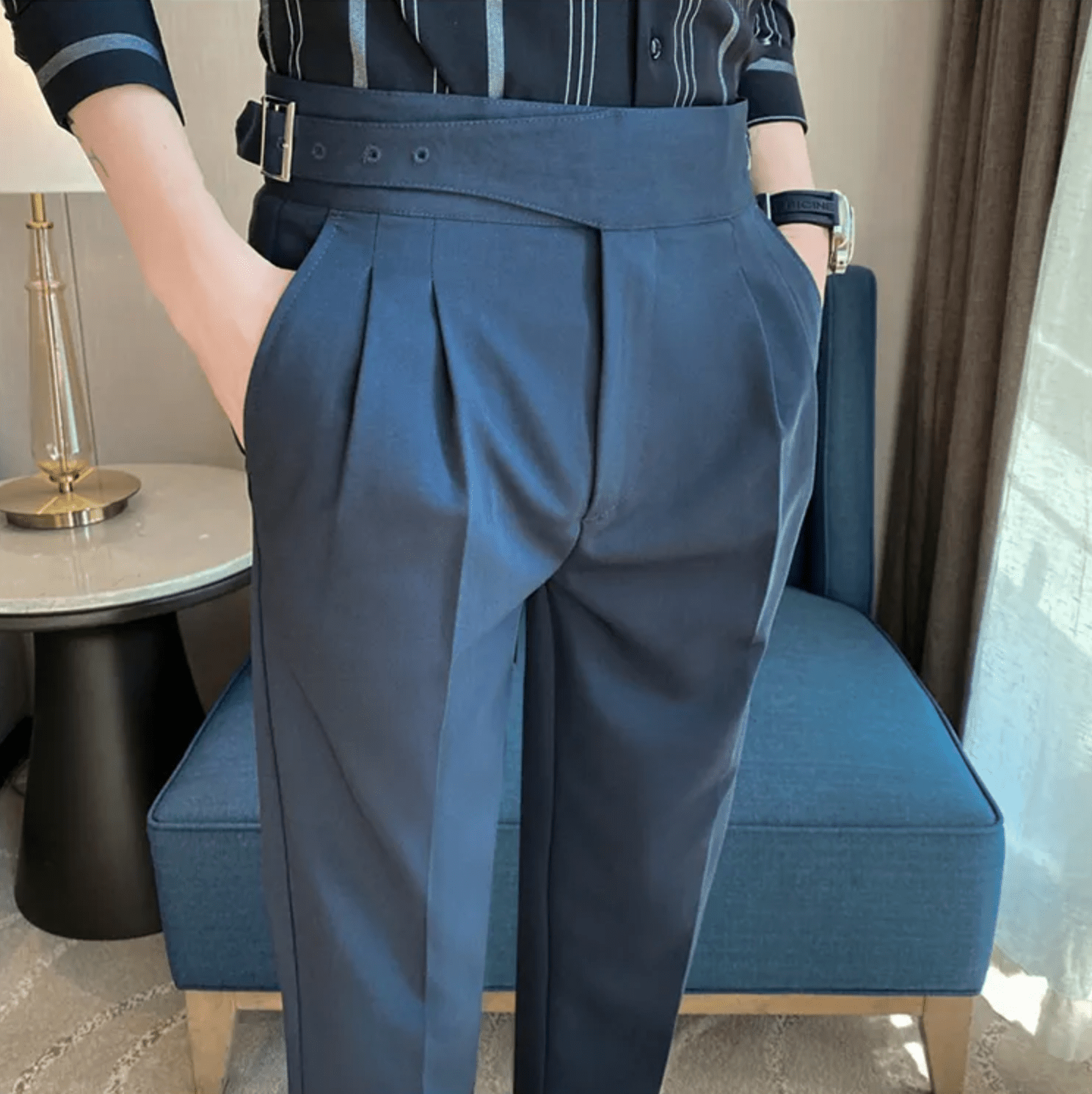 https://cdn.shopify.com/s/files/1/0825/3063/2004/files/muller-mode-jorgen-gurkha-hose-chinos-719514.png?v=1746539862